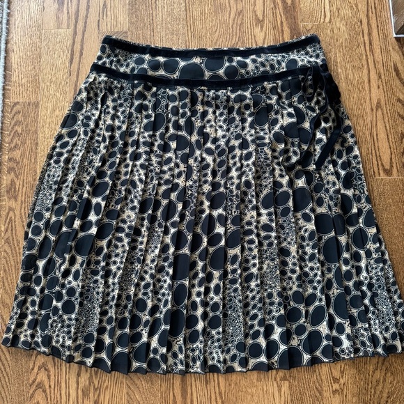 Pleated skirt-Olsen Europe Black and Cream Patterned women’s 8 - Picture 1 of 5